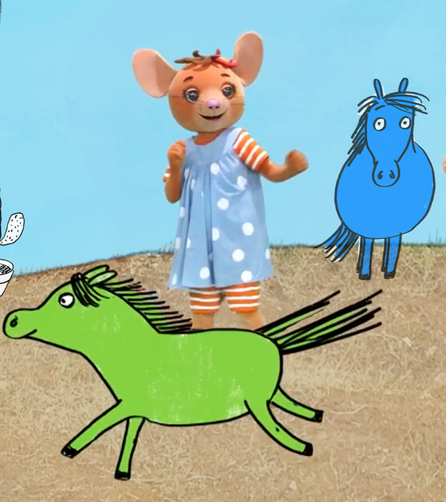 Naya (links) und Jo (rechts) tanzen auf der Bühne. Zwischen ihnen steht ein blaues, gezeichnes Pony. Vor ihnen laufen ein grünes und ein gelbes gezeichnetes Pony durchs Bild.