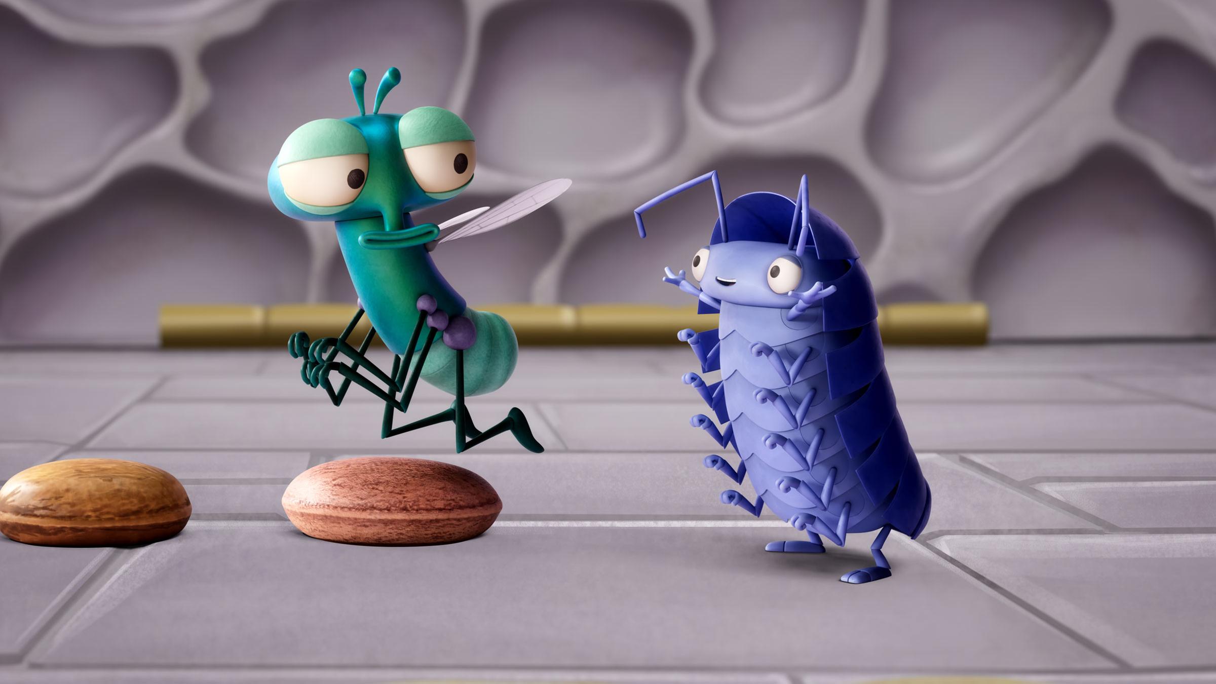 In einem grauen Raum steht Abakus mit ausgebreiteten Ärmchen und schaut zu Floyd, der vor ihm über dem Boden schwebt. Floyds Flügel sind aufgestellt und er schaut zurück zu Abakus. Vor und unter Floyd liegt jeweils etwas braunes Rundes. Es könnten zwei Linsen sein.