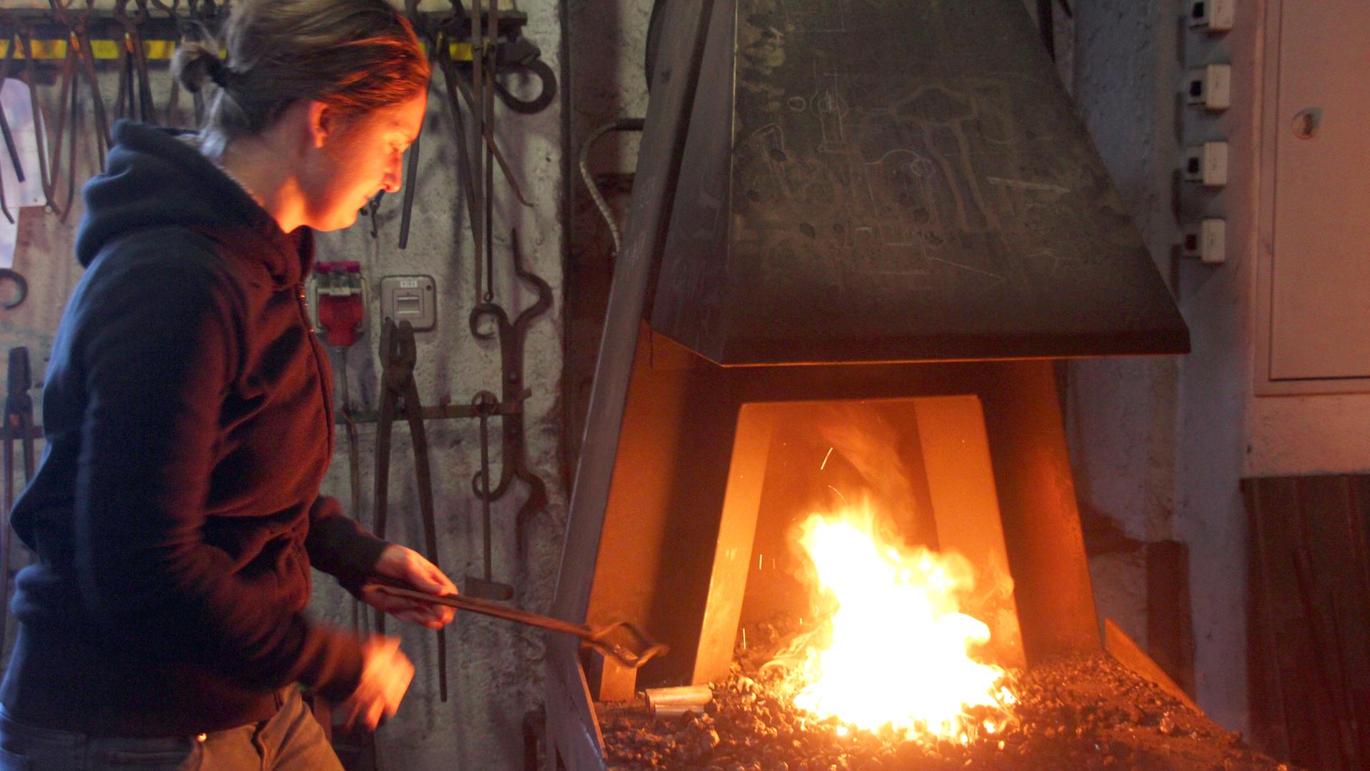 Christine Habermann vor einer Esse.