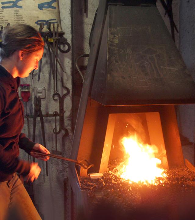 Christine Habermann vor einer Esse.