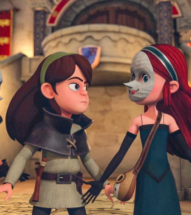 Marian steht mit zwei fremden Kämpferinnen im Schloss vor einer großen Treppe. Sie und eine der Kämpferinnen tragen graue Masken. Oben auf der Treppe stehen zwei Wachen.