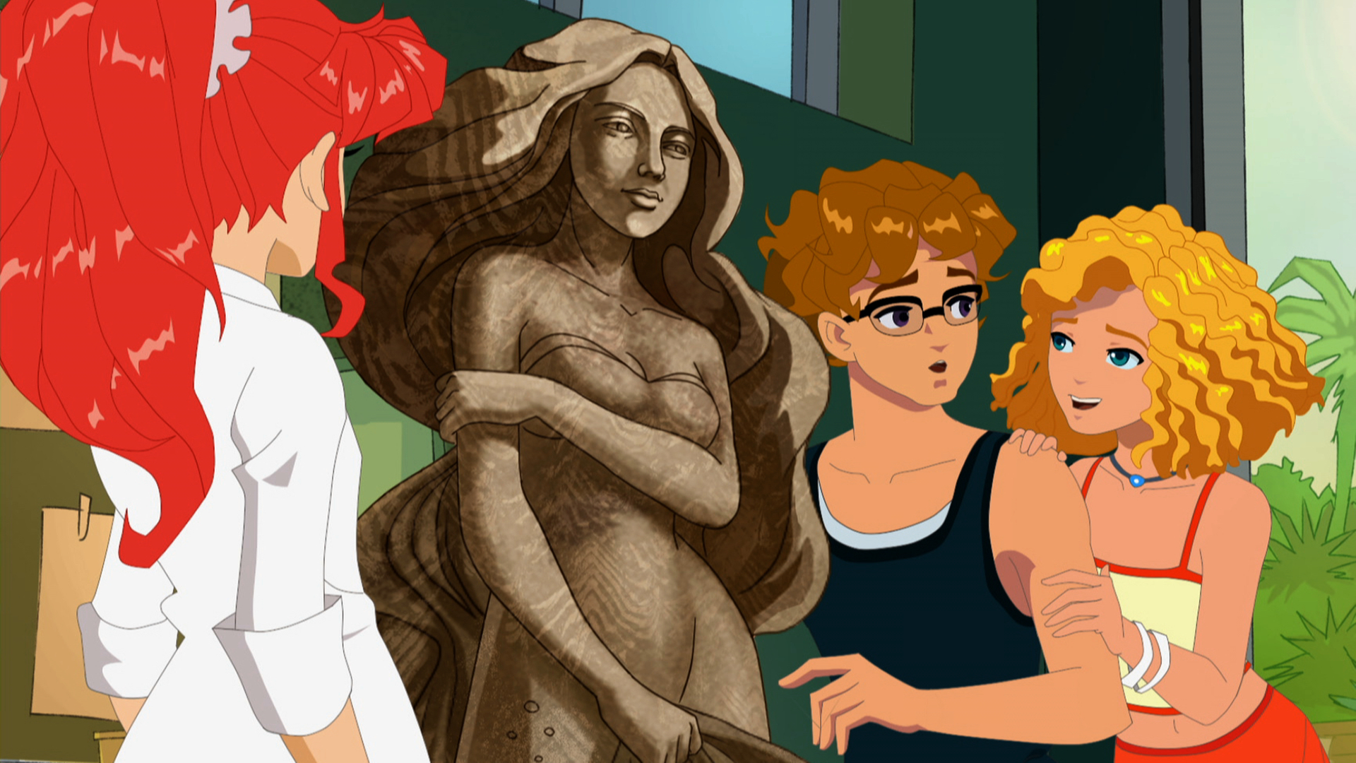 Die Meerjungfrauen und Lewis finden eine geschnitzte Holzfigur von einem Segelschiff und bringen sie an Land.