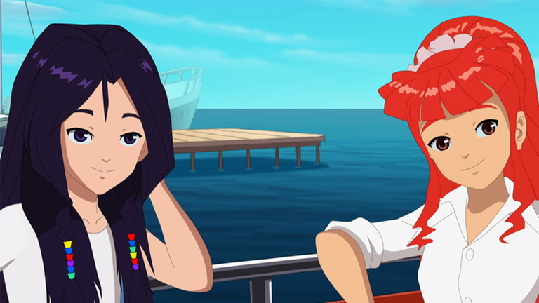 Rikki und Cleo stehen am Meer.