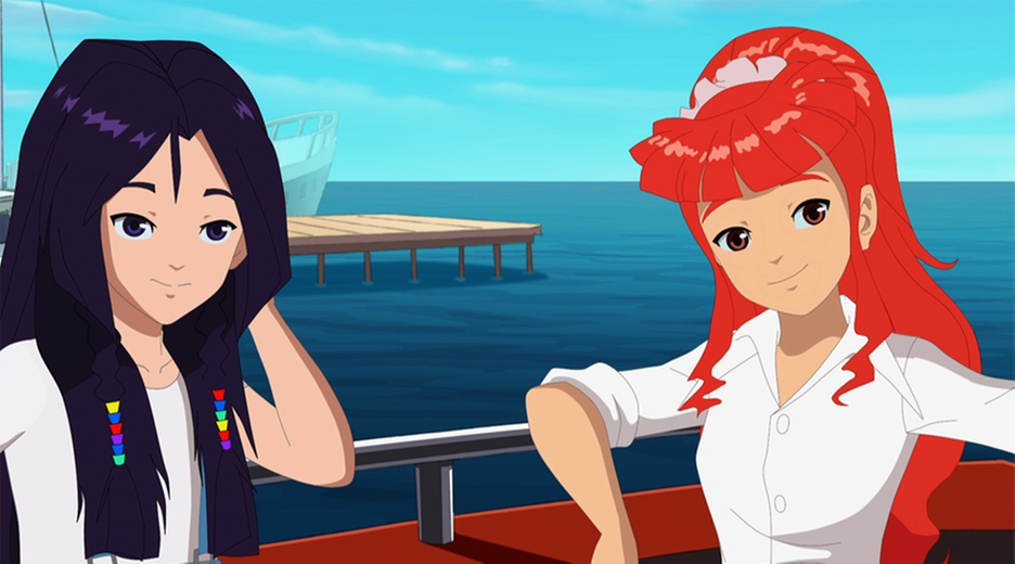 Rikki und Cleo stehen am Meer.