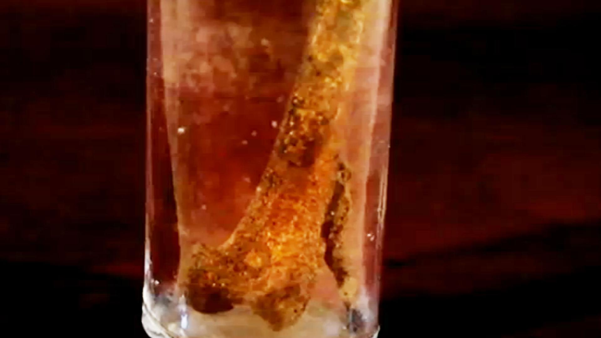 "Die Gebeine der Johanna von Orléans: Mythen-Jäger": Die Gebeine der Johanna von Orléans. Knochen in einem Glas.