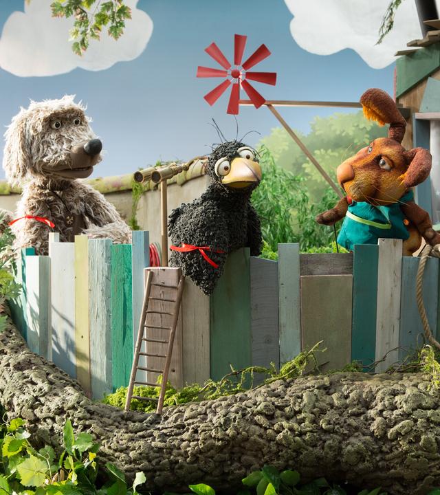 Rudis Rasselbande ist auf der Baumhaus-Veranda versammelt. Alle tragen rote Bändchen. 