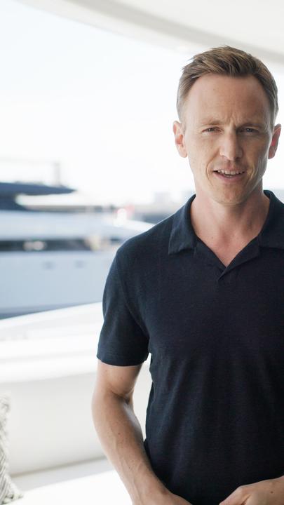 ZDFzeit: Die geheime Welt der Superreichen - Das Milliardenspiel": Jochen Breyer steht auf einer Yacht.