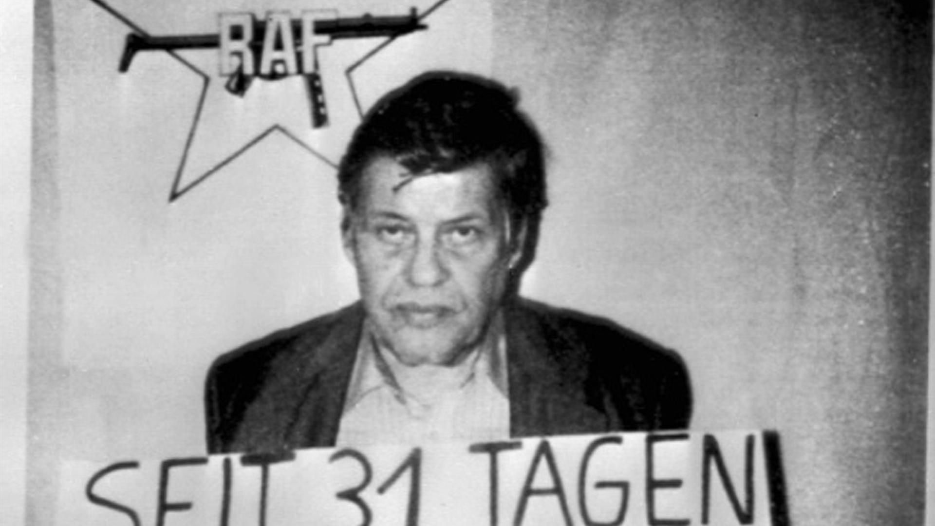 "Die Geschichte der RAF (4) Der deutsche Herbst - das Jahr 1977 ": Zeitungsbild von Hanns Martin Schleyer - Lebenszeichen 31 Tagen nach seiner Entführung 1977.