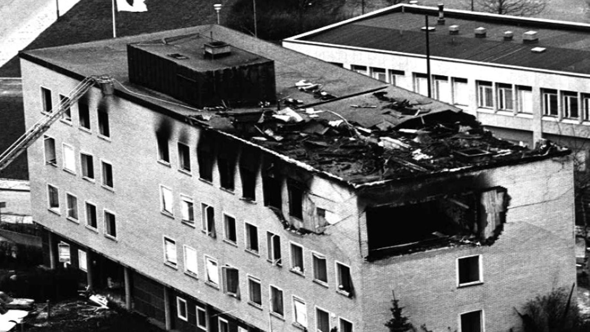 "Die Geschichte der RAF (3) Der Knast, der Prozess und die Sympathisanten": Die durch ein Feuer beschädigte deutsche Botschaft in Stockholm nach einem Überfall der RAF.