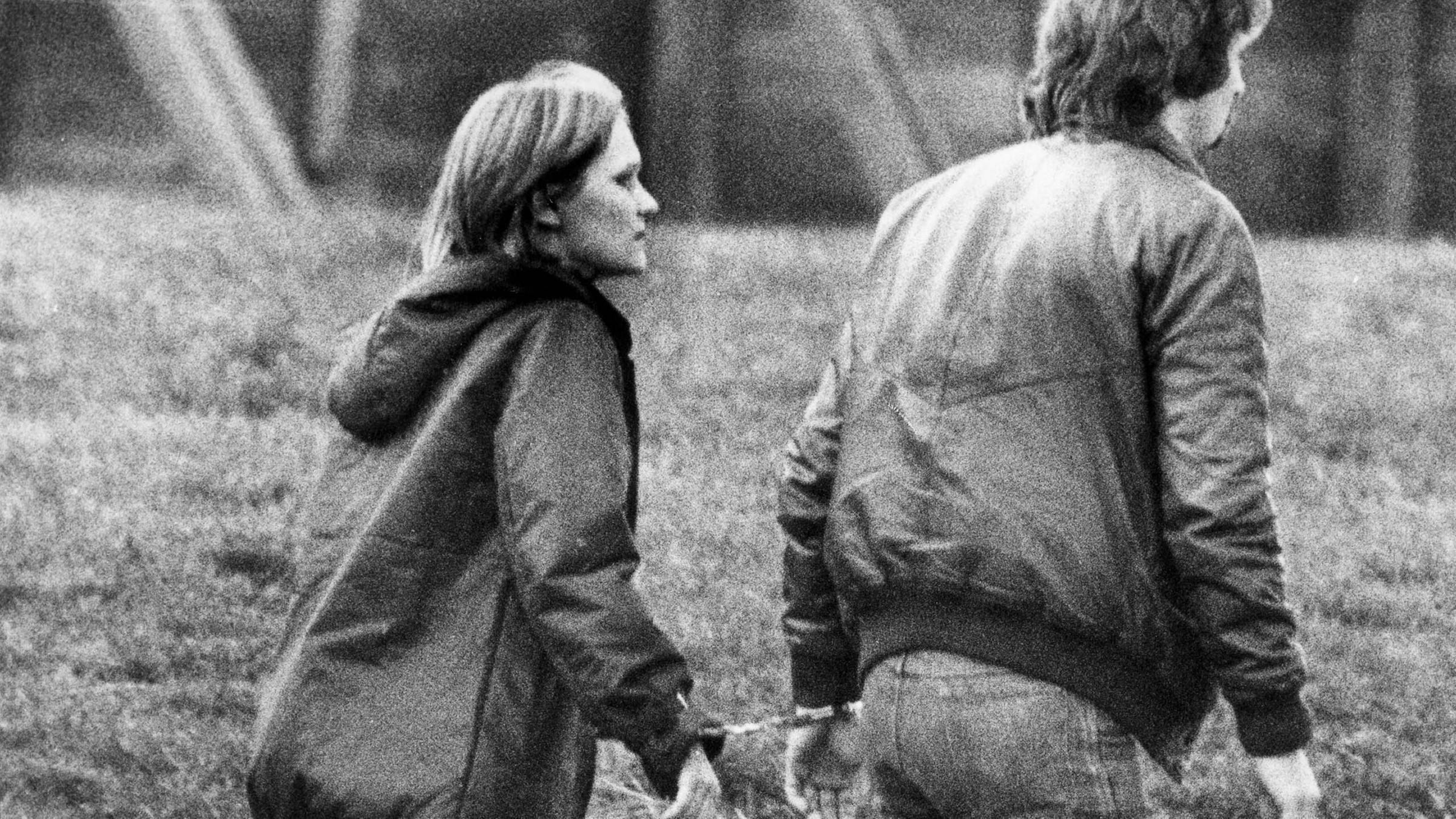 "Die Geschichte der RAF (5) Die zweite Generation und die Stasi": Brigitte Mohnhaupt mit Handschellen an Polizist gefesselt, 1983.