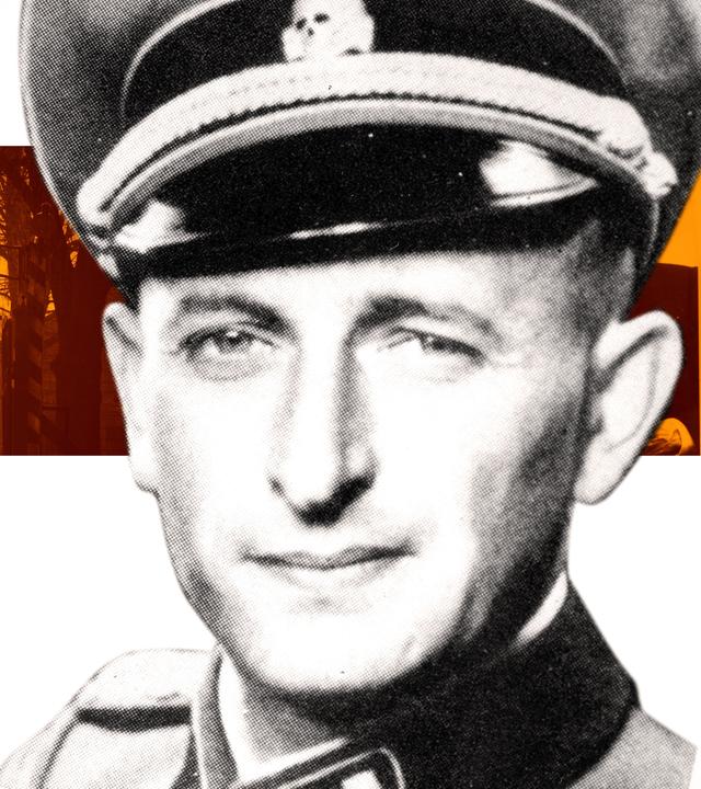 Eine Nahaufnahme von Eichmann, im Hintergrund eingefärbt der Schriftzug „Arbeit macht frei“ an einem KZ-Tor. Rechts hinten ein spätes Bild vor Gericht.