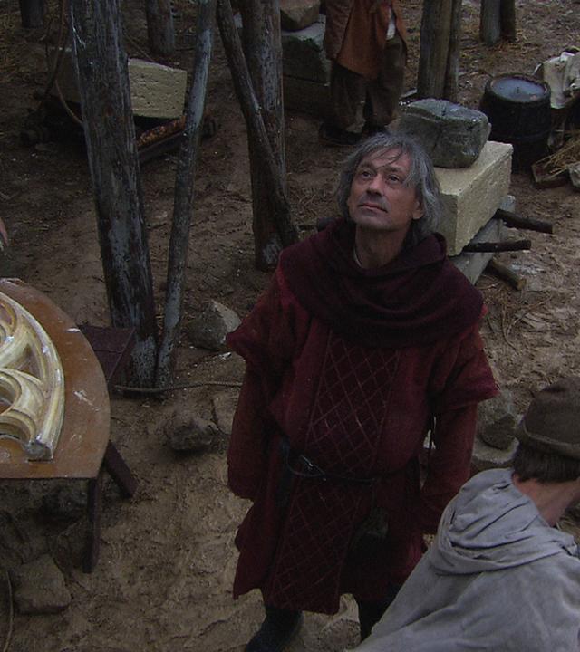 Meister Gerhard betrachtet sein Bauwerk.