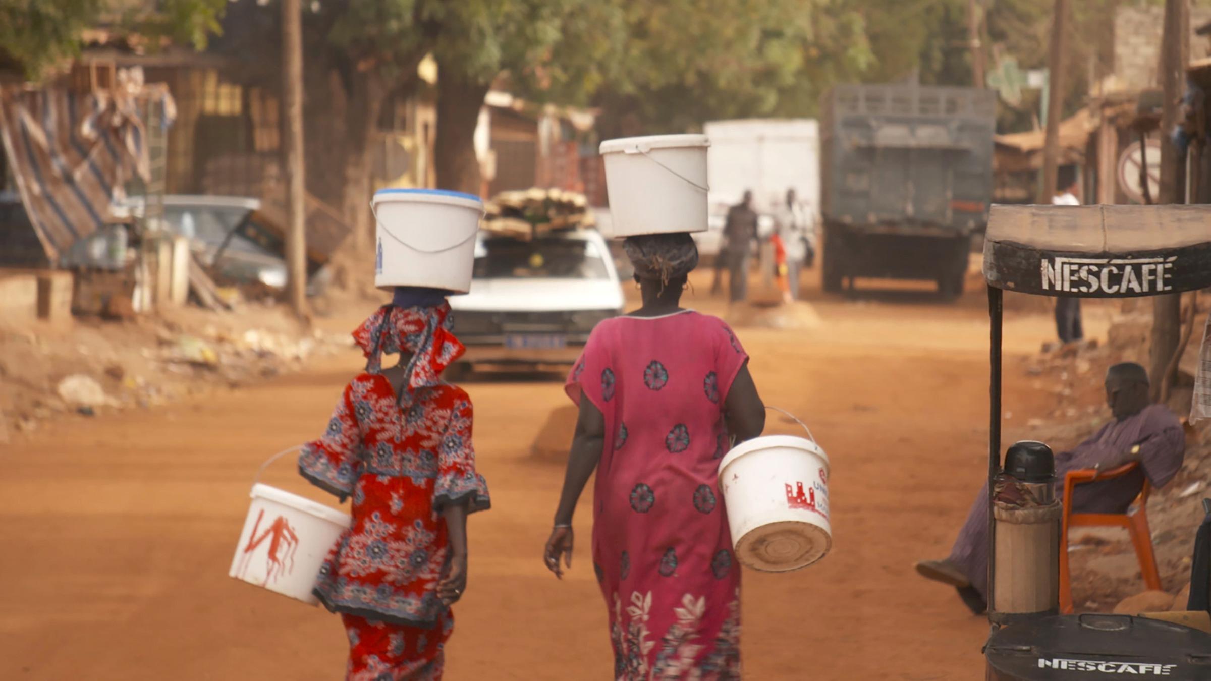 "Die großen Irrtümer der Globalisierung Handel, Kriege, Flüchtlinge" (ZDFinfo): Straßenszene im Senegal