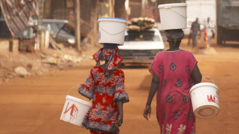 "Die großen Irrtümer der Globalisierung Handel, Kriege, Flüchtlinge" (ZDFinfo): Straßenszene im Senegal