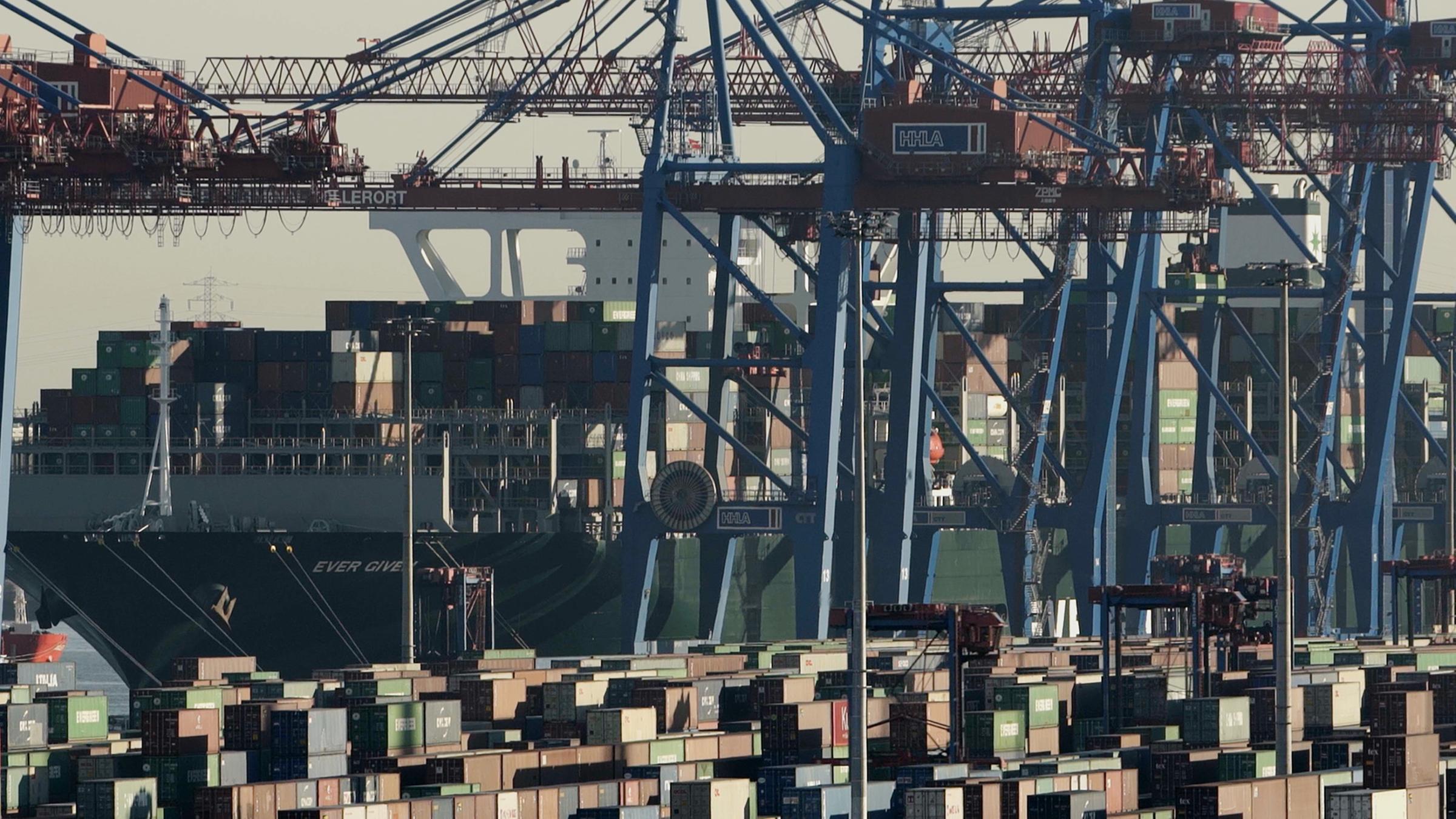 "Die großen Irrtümer der Globalisierung": Ein chinesisches Containerschiff beim Löschen im Hamburger Hafen.