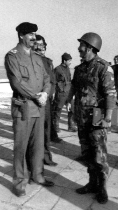 "Die großen Lügen der Geschichte - Propaganda auf der Säuglingsstation": Der irakische Präsident Saddam Hussein, von Soldaten umgeben, spricht mit einem Offizier am 15. Januar 1991 in Kuwait .