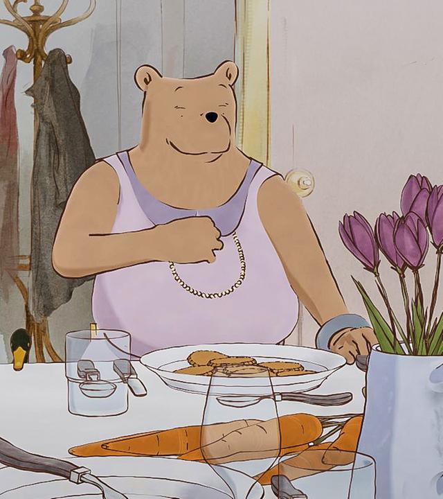 Ernest steht schick in Hemd und Krawatte gekleidet neben seiner Großmutter. Diese sitzt in einem rosa Kleid am gedeckten Tisch. Sie trägt eine Kette um den Hals und einen Armreif am linken Handgelenk. Auf dem Tisch steht eine Vase mit lila Blumen und vor ihr ein Teller mit Ernests geliebten Honigkeksen. Rechts neben der Großmutter sitzt Celestine.