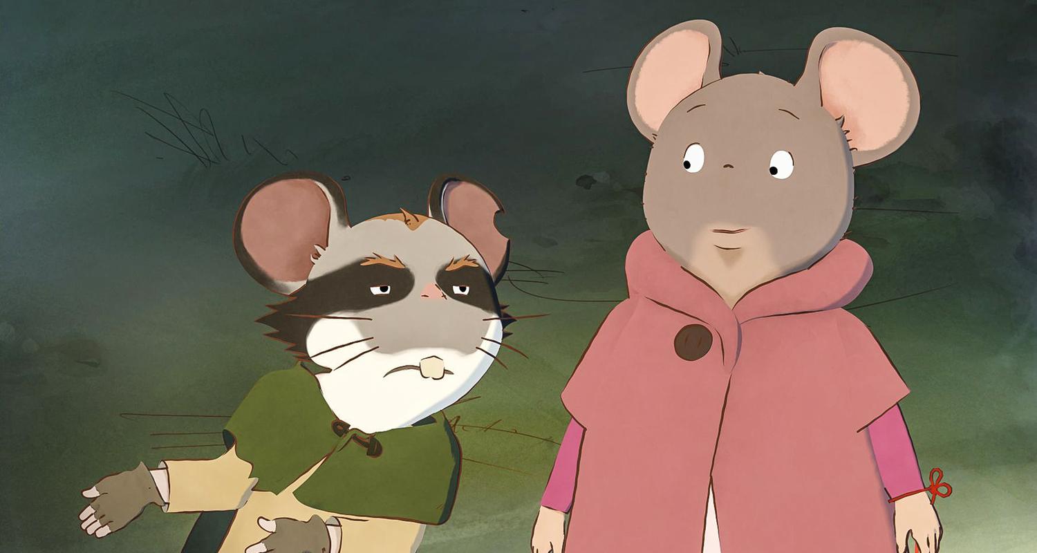 Die grüne Maus (l.) steht neben Celestine (r.). Sie trägt einen grünen Mantel und ihre Arme schwenken zur Seite. Celestine trägt einen rosa Mantel und schaut zu ihren tanzenden Freunde.