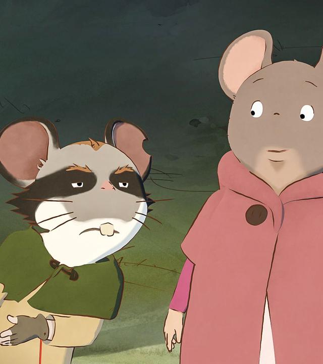 Die grüne Maus (l.) steht neben Celestine (r.). Sie trägt einen grünen Mantel und ihre Arme schwenken zur Seite. Celestine trägt einen rosa Mantel und schaut zu ihren tanzenden Freunde.