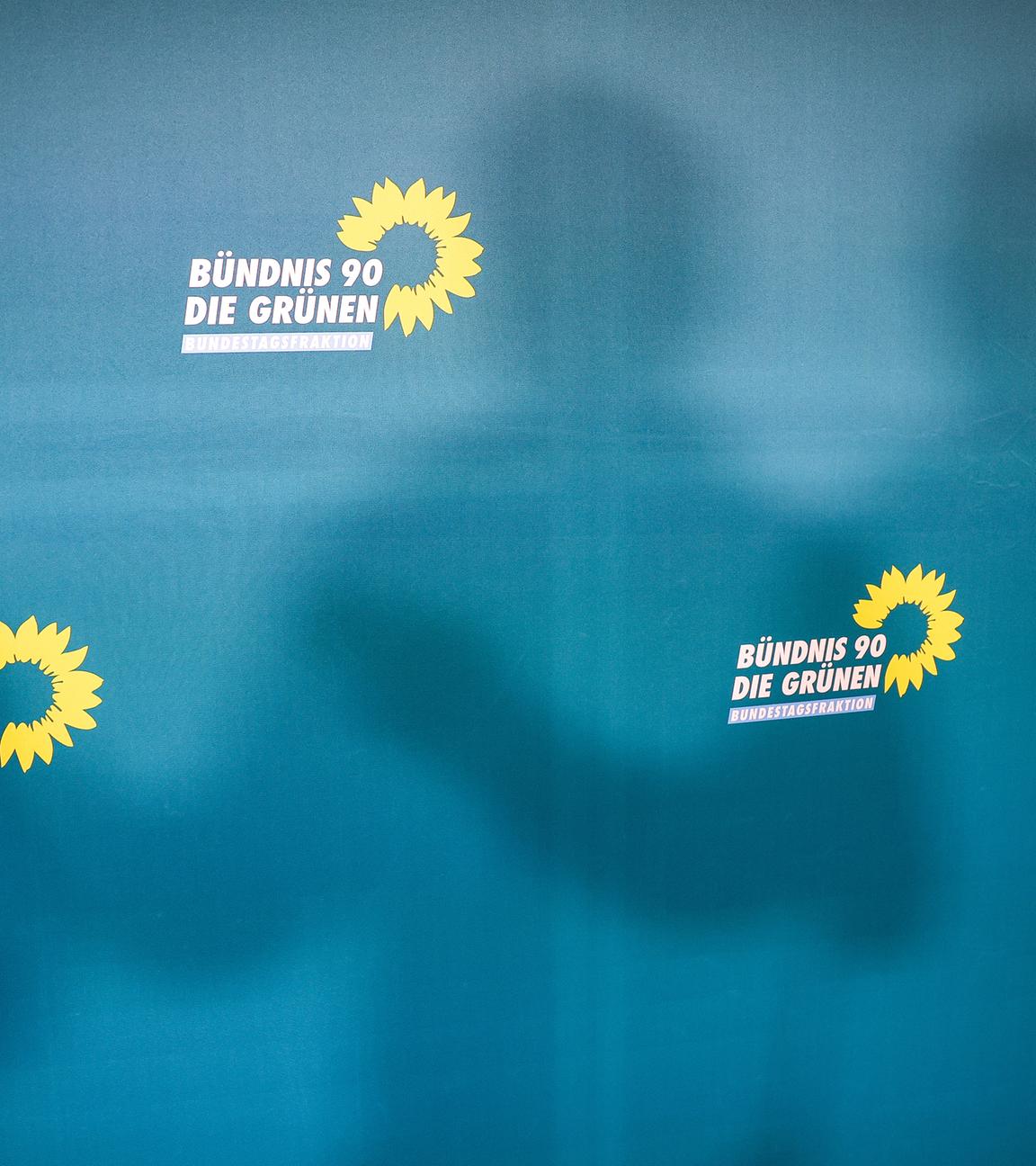 Ein Mann steht vor einer Wand mit dem Logo der Bundestagsfraktion von Bündnis 90/Die Grünen vor der Pressekonferenz zum Auftakt der Klausurtagung der Bundestagsabgeordneten am 27.02.2024.
