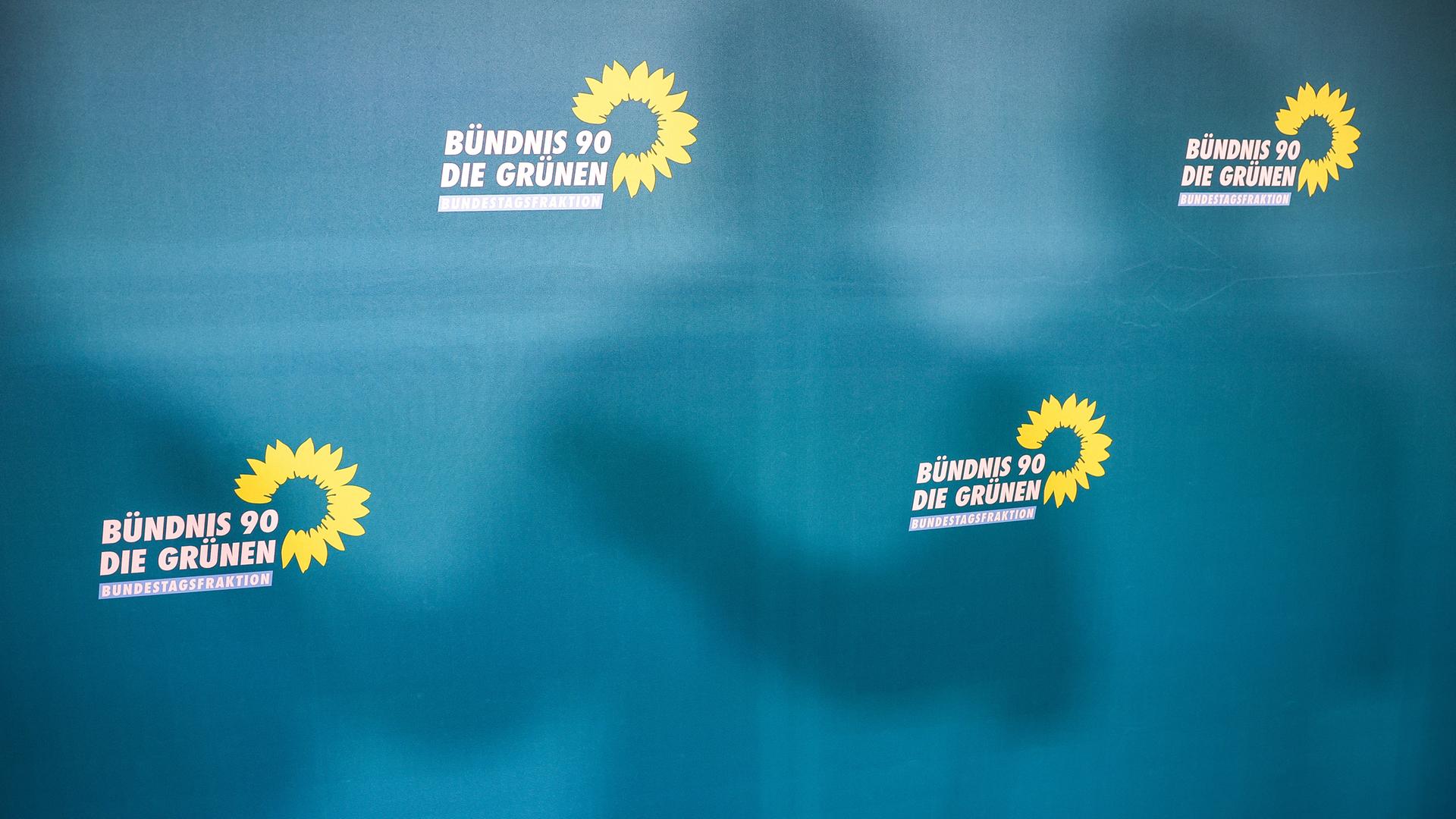 Ein Mann steht vor einer Wand mit dem Logo der Bundestagsfraktion von Bündnis 90/Die Grünen vor der Pressekonferenz zum Auftakt der Klausurtagung der Bundestagsabgeordneten am 27.02.2024.