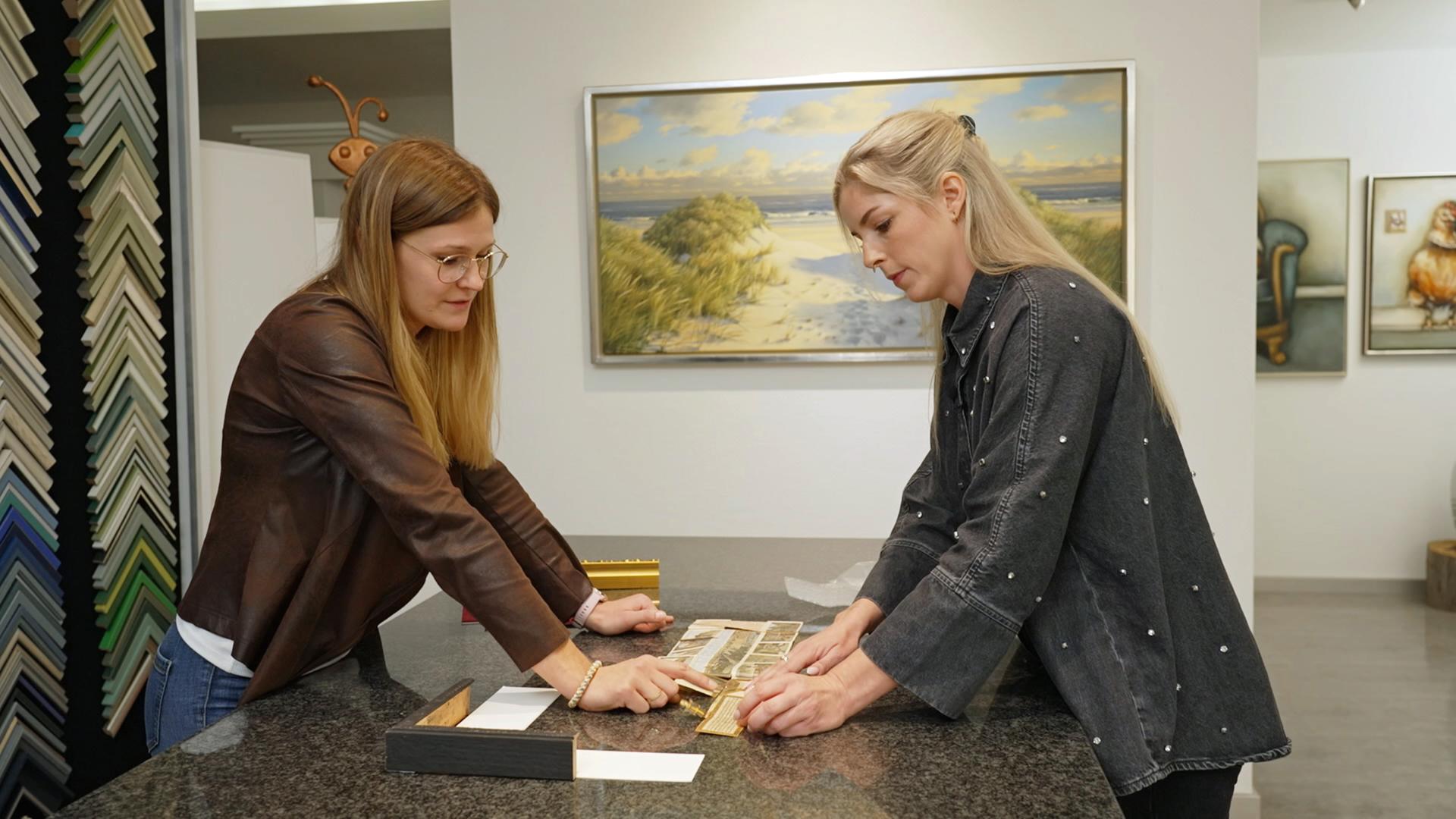 Juliane Uerpmann und Liza Kielon beraten über die Gestaltung eines Souvenirs.