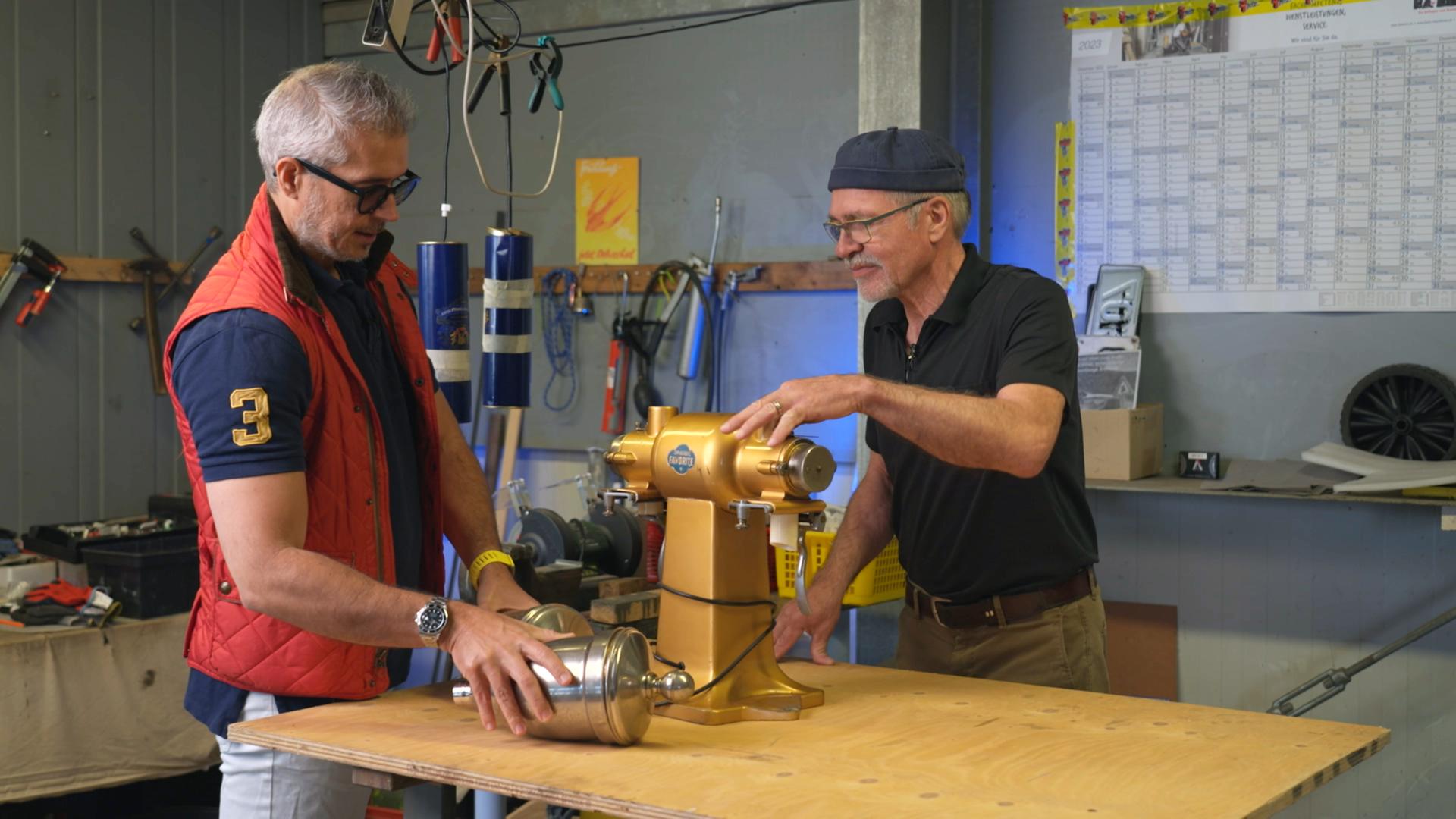 Anaisio Guedes und Fritsch Scholle arbeiten eine alte Kaffeemahlmaschine aus den 1950er Jahren in eine Lampe um.