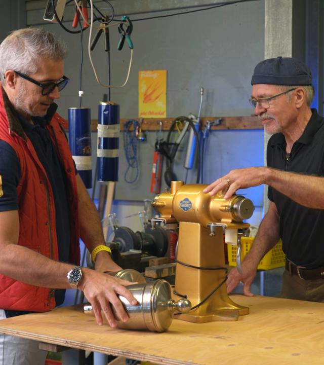 Anaisio Guedes und Fritsch Scholle arbeiten eine alte Kaffeemahlmaschine aus den 1950er Jahren in eine Lampe um.