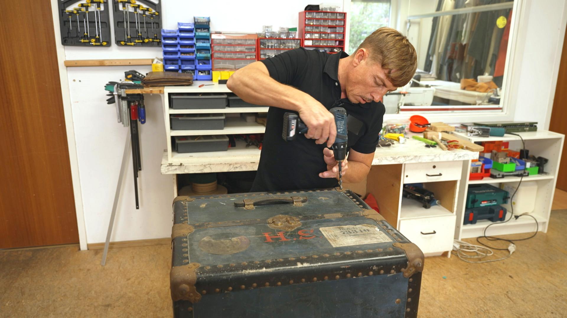Polsterer Alexander Pankratz macht aus einem alten Reisekoffer einen schicken Bartisch