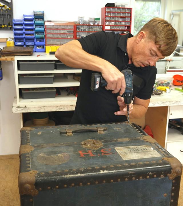 Polsterer Alexander Pankratz macht aus einem alten Reisekoffer einen schicken Bartisch