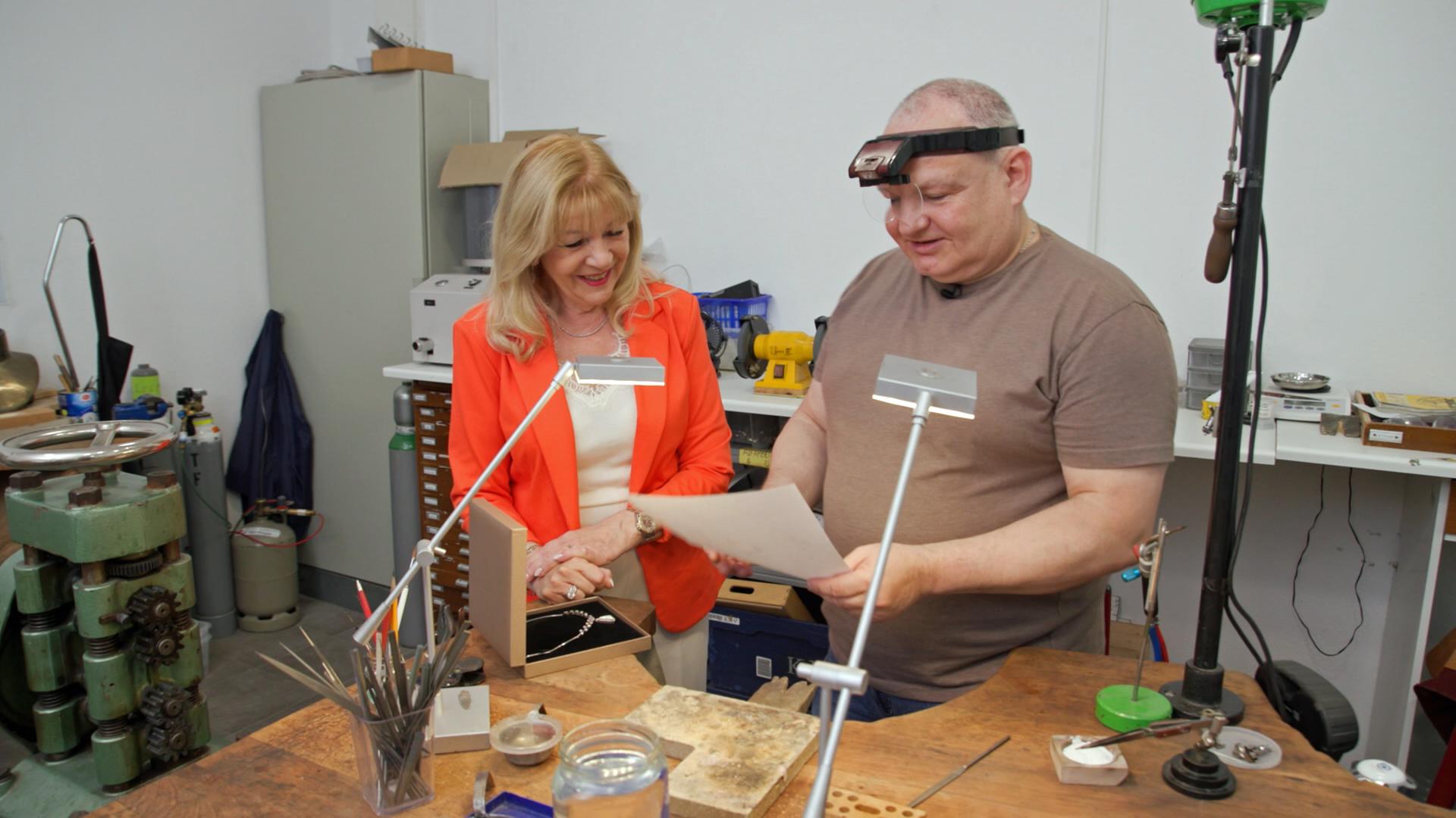 Elke Velten und Alex Descov besprechen eine Skizze für die Umgestaltung eines Schmuckstückes.