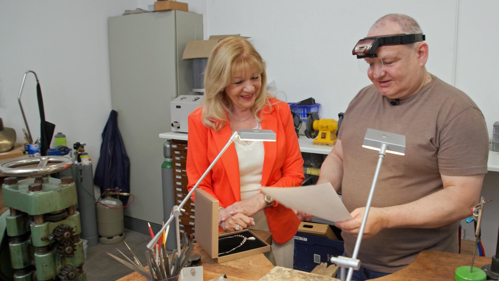 Elke Velten und Alex Descov besprechen eine Skizze für die Umgestaltung eines Schmuckstückes.