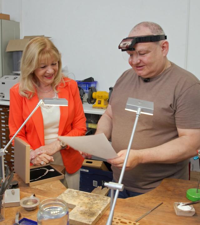Elke Velten und Alex Descov besprechen eine Skizze für die Umgestaltung eines Schmuckstückes.