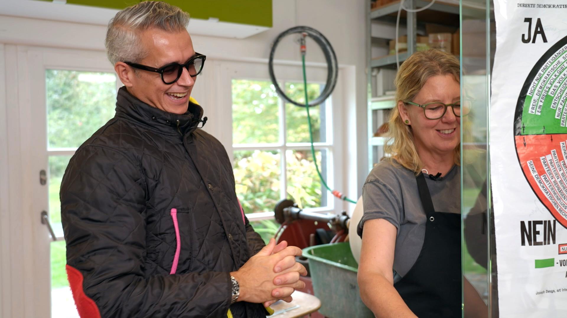 Anaisio Guedes und Sybille Homamm fertigen einen Schaukasten für eine von Joseph Beuys gestaltete Plastiktüte
