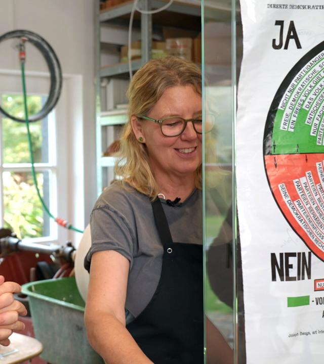 Anaisio Guedes und Sybille Homamm fertigen einen Schaukasten für eine von Joseph Beuys gestaltete Plastiktüte