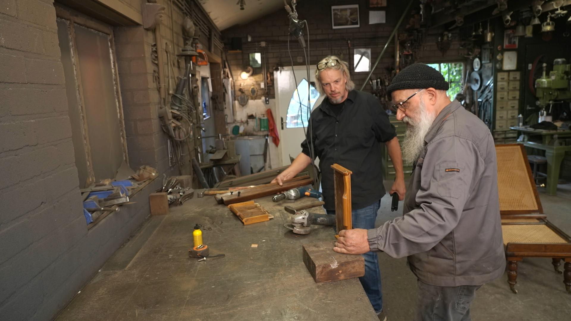 Jos baut gemeinsam mit einem Schreiner ein altes Campaign-Bett um.