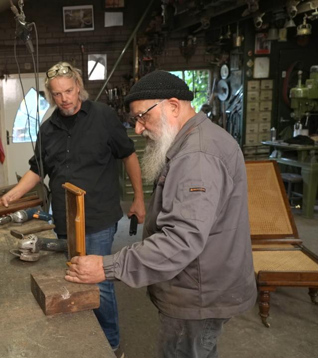 Jos baut gemeinsam mit einem Schreiner ein altes Campaign-Bett um.