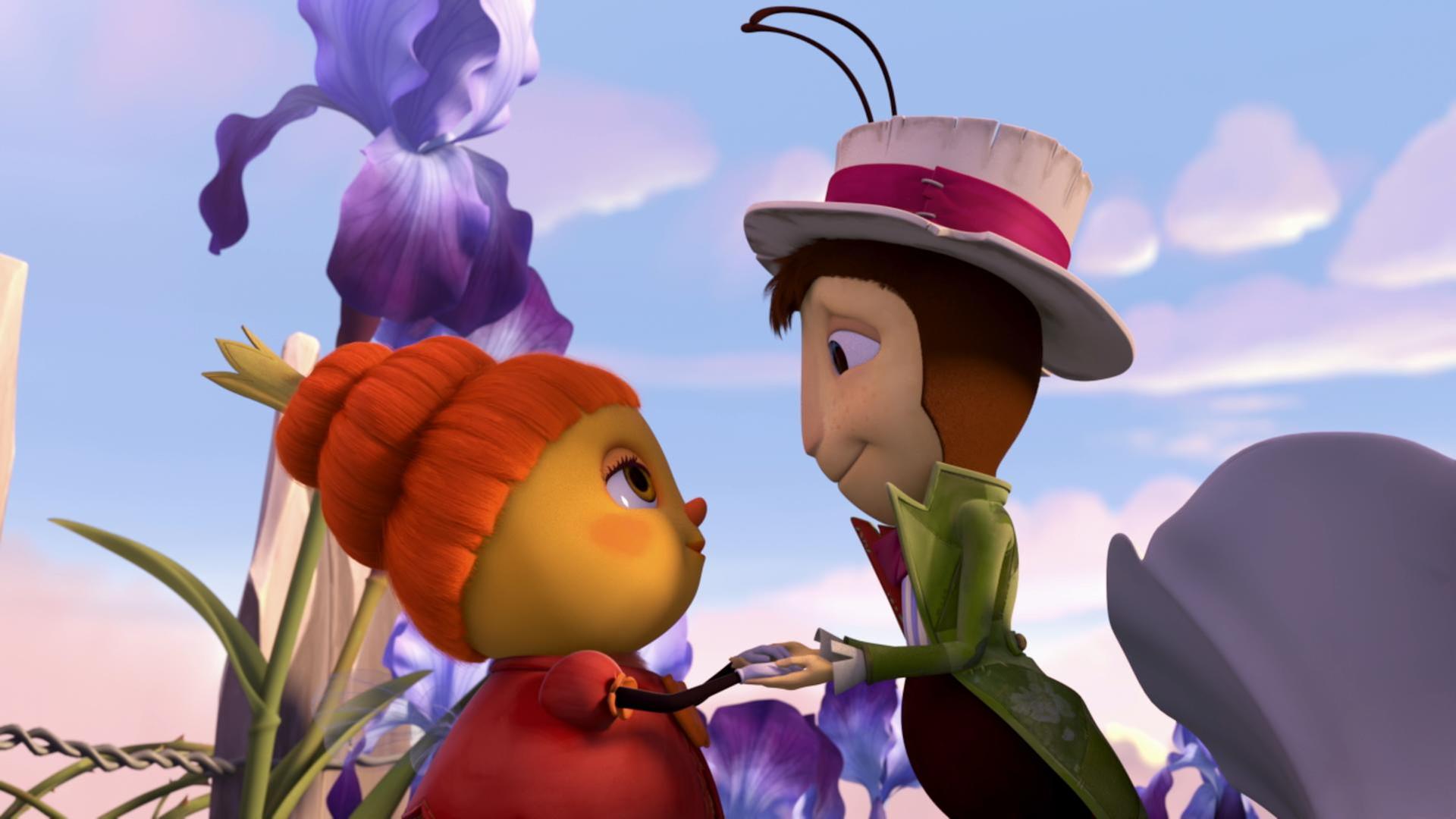 Königin Marylin (links) und Gregor Grille (rechts) sehen einander an. Sie hat ihre Hände in seine gelegt. Im Hintergrund sind bunte Blüten und einige Wolken zu sehen.