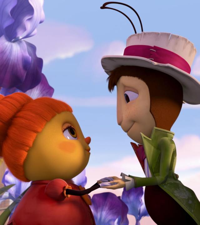 Königin Marylin (links) und Gregor Grille (rechts) sehen einander an. Sie hat ihre Hände in seine gelegt. Im Hintergrund sind bunte Blüten und einige Wolken zu sehen.