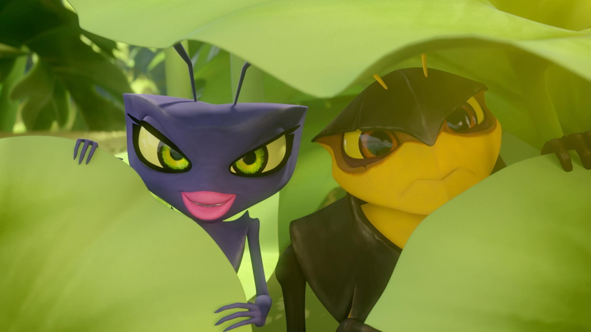 Wendy Wespe (links) und Horatio (Hornisse) lauern zwischen Blättern.