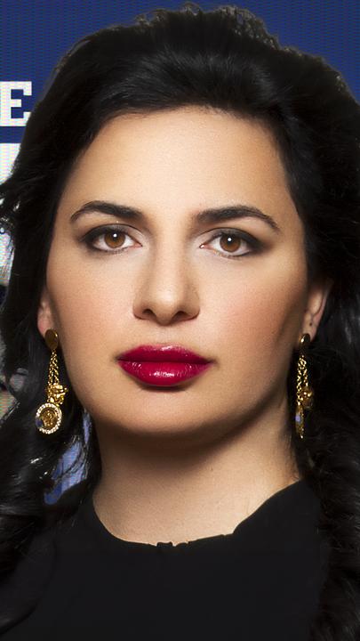 Montage: Das Porträtfoto von Ruja Ignatova liegt vor einem ihr FBI-Fahndungsplakat.