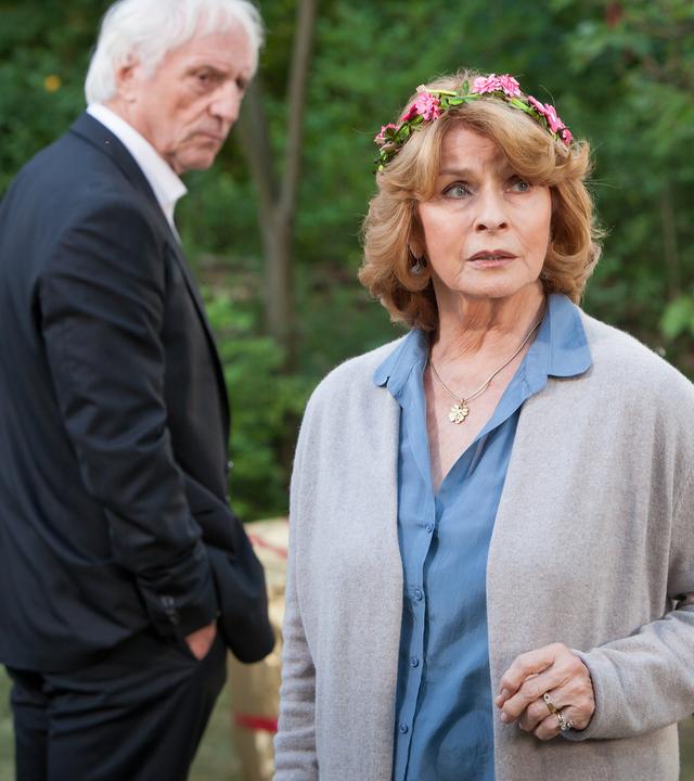 Peter (Günther Maria Halmer, l.) bezichtigt Betty (Senta Berger), mit Leo (Michael Wittenborn, r.) fremdzugehen.
