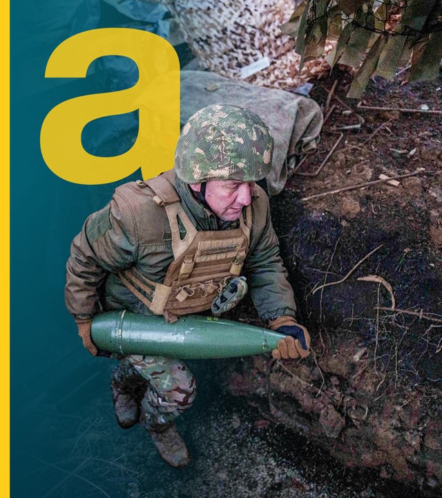 Ein Soldat steht in einem Schützengraben