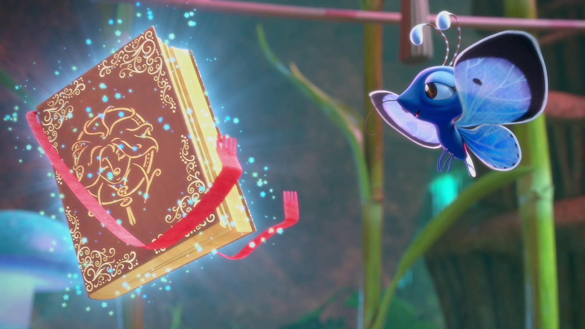 Das magische Buch Mauli schwebt freudig glitzernd in der mit Pflanzen bewachsenen Höhle des mystischen Mull. Ihm gegenüber befindet sich ein großer, blauer Schmetterling, der Mauli mit sanftmütigem Ausdruck betrachtet.