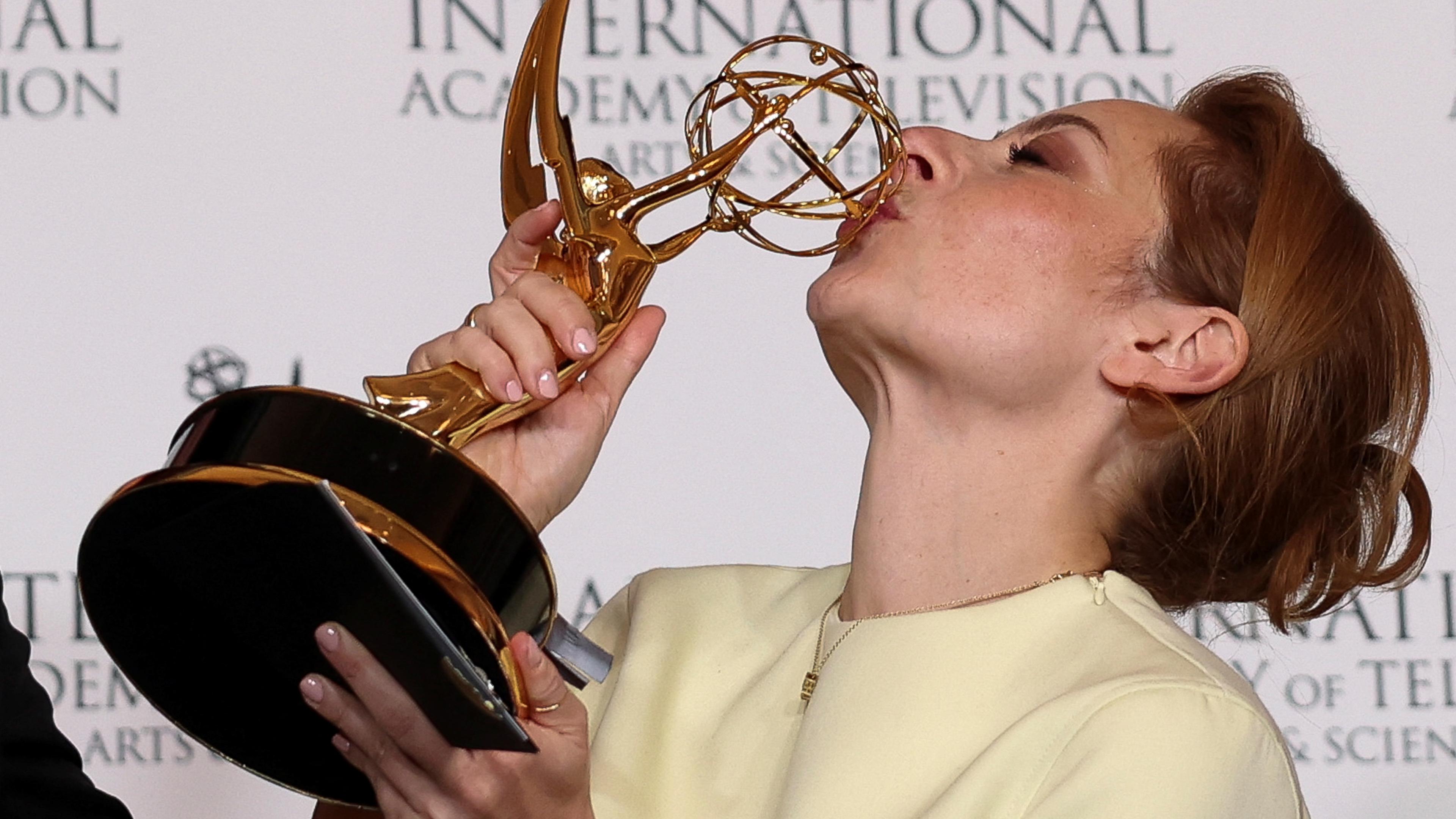 Drehbuchautorin Katharina Eyssen küsst die Emmy Trophäe