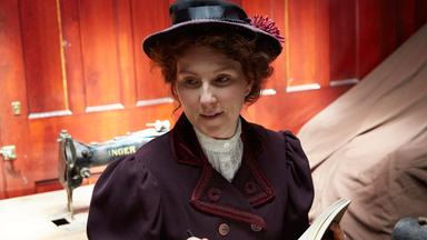 "Die Kanada-Saga - Lokomotiven und Telegrafen": Spielszene: Kit Coleman (Darstellerin unbekannt) sitzt mit einem Notizbuch in der Hand in einem Zimmer und schaut in die Ferne.