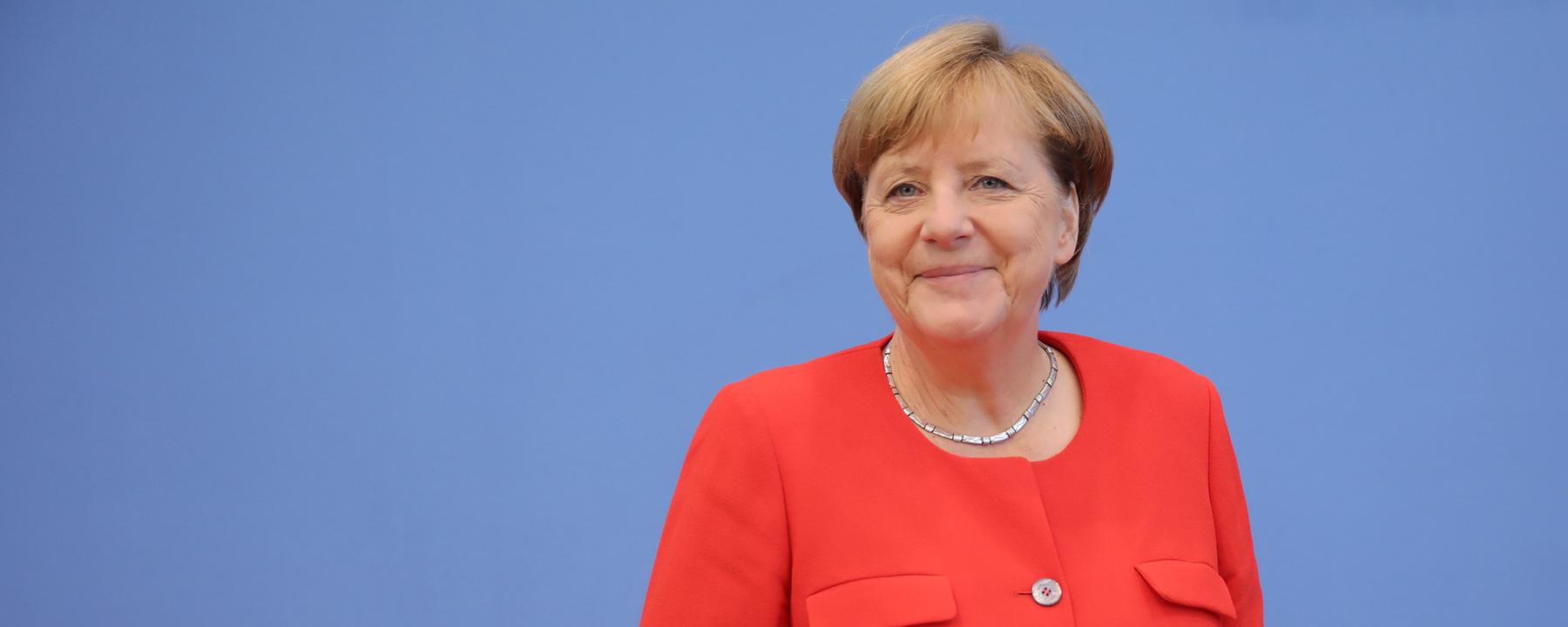 Angela Merkel im roten Blazer