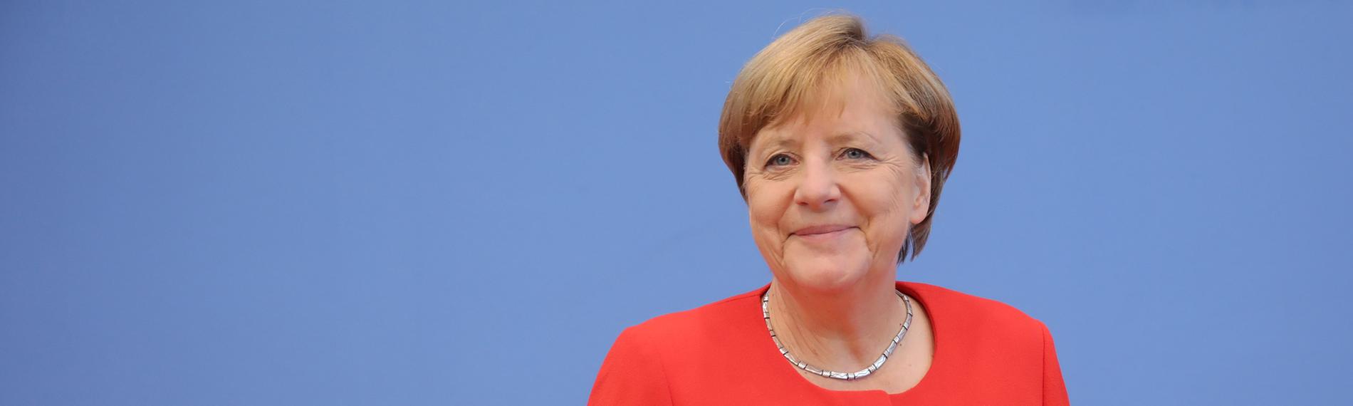 Angela Merkel im roten Blazer