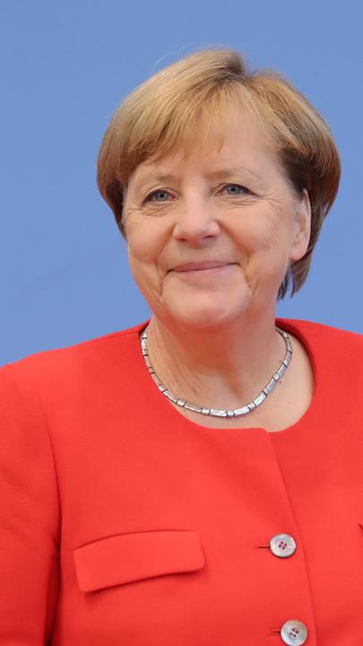 Angela Merkel im roten Blazer