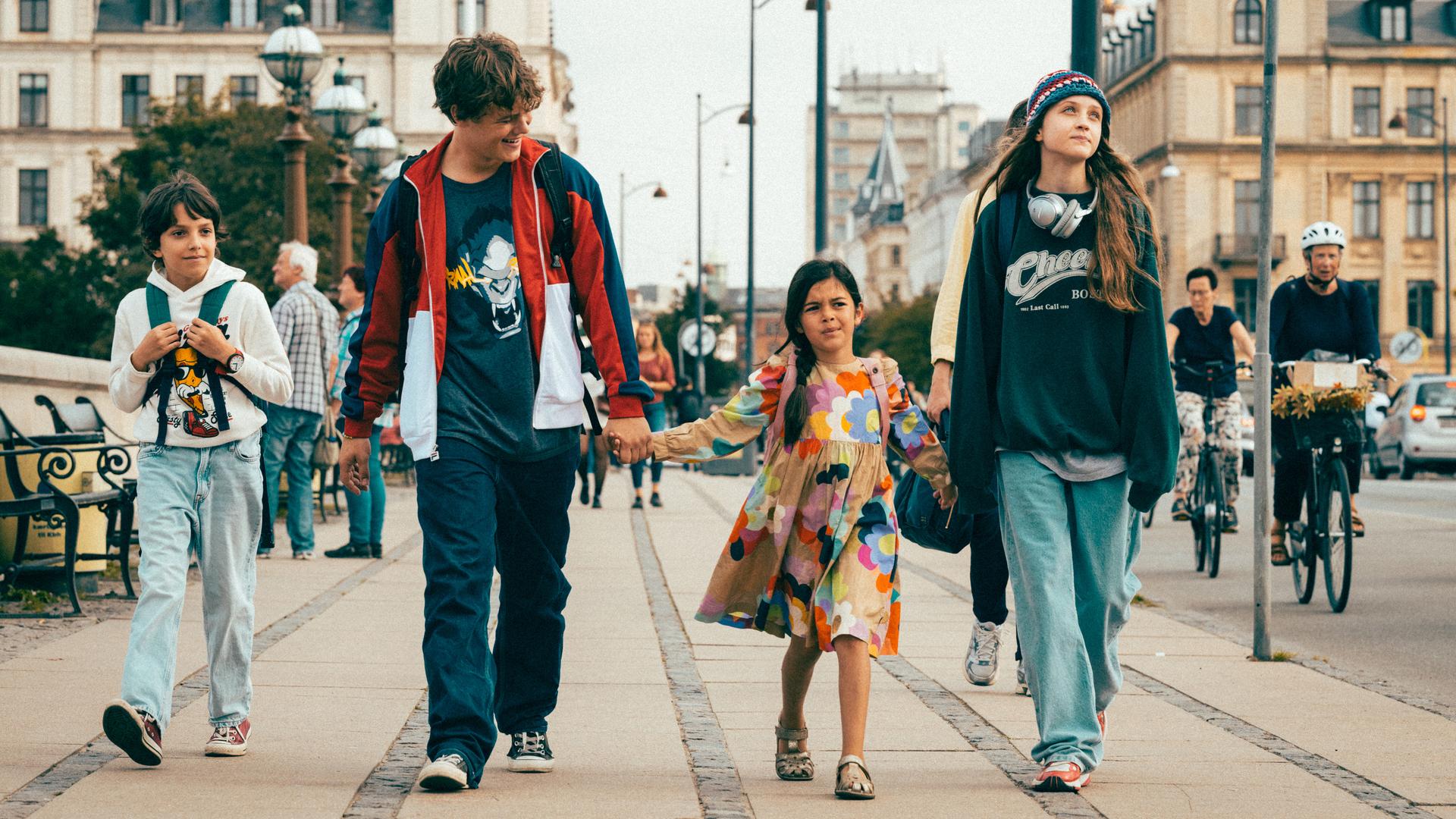 Die vier Geschwister Kirk, Tristan, Petra und Katinka laufen durch die Straße